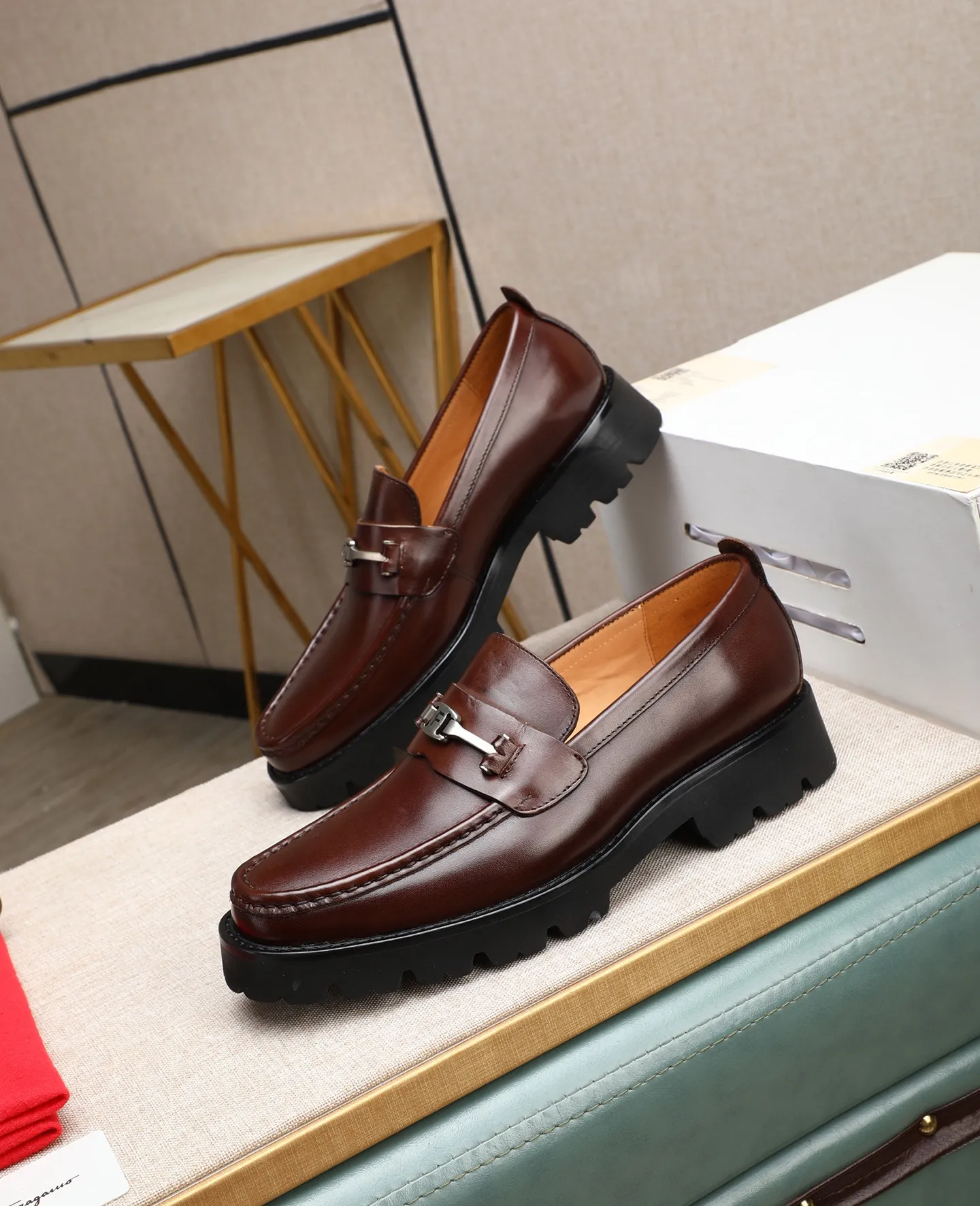 Men's shoes 💰500 📛📛(water-dyed cow lining) Salvatore Ferragamo high-end (Salvatore Ferragamo) is the top international luxury footwear brand. It comes from the fashion kingdom of Italy. It is famous all over the world for its traditional handmade design and novel styles...🚶🏻🚶🏻New suit shoes are available simultaneously at the counter. This model is purely handmade. The fabric is imported Italian calfskin➕soft water-dyed cowhide lining. Original authentic outsole🌀🌀Size: 38➖44.
